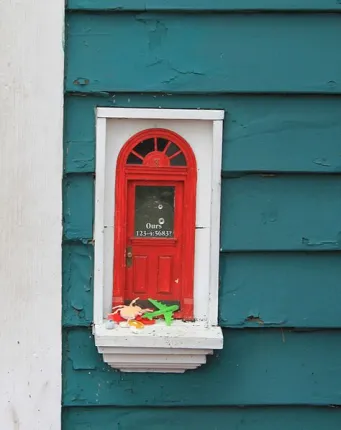 Fairy_door_at_Red_Shoes_Ann_Arbor_Michigan_close-up